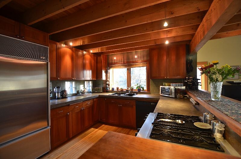 Fully equipped kitchen.