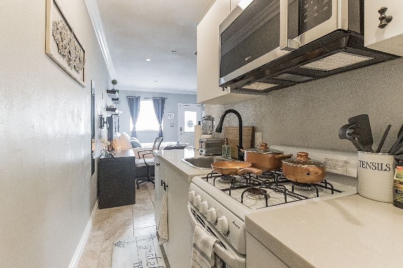 Fully stocked kitchen! Perfect to make your favorite dishes