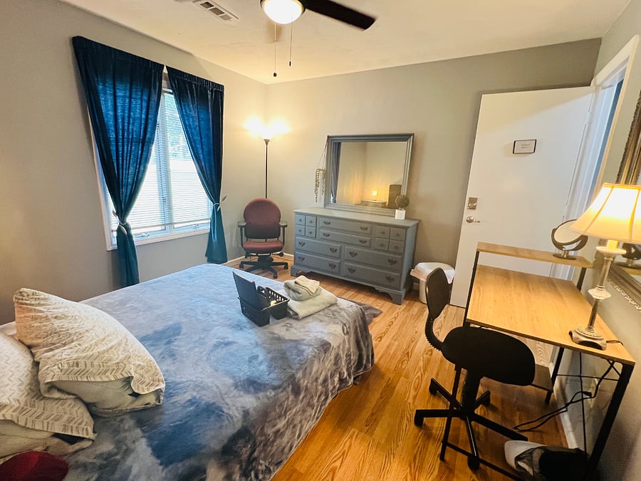 Tranquil Room in Garden House Avail until 15 may- $885. Shared Bath with 1 other room