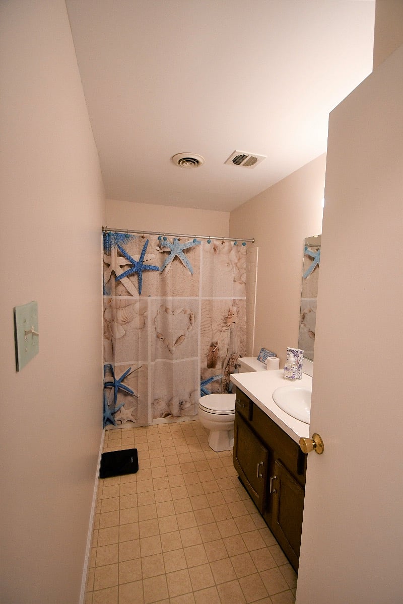 Full private bathroom w/ full tub & shower