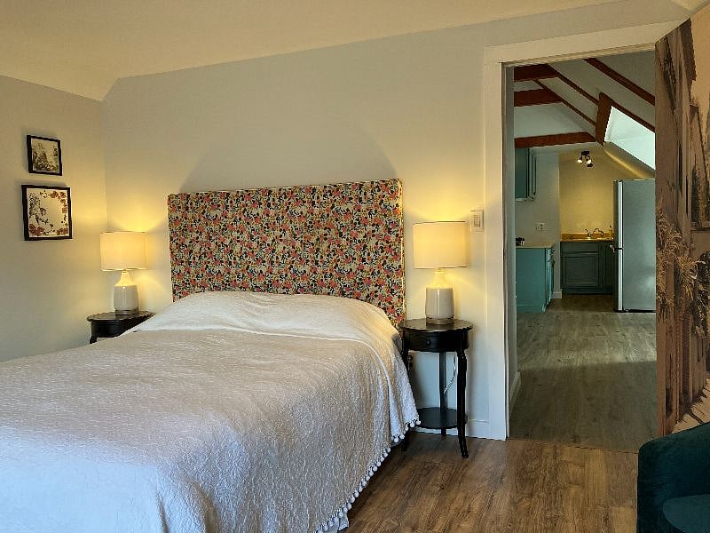 Master Bedroom - Queen Bed