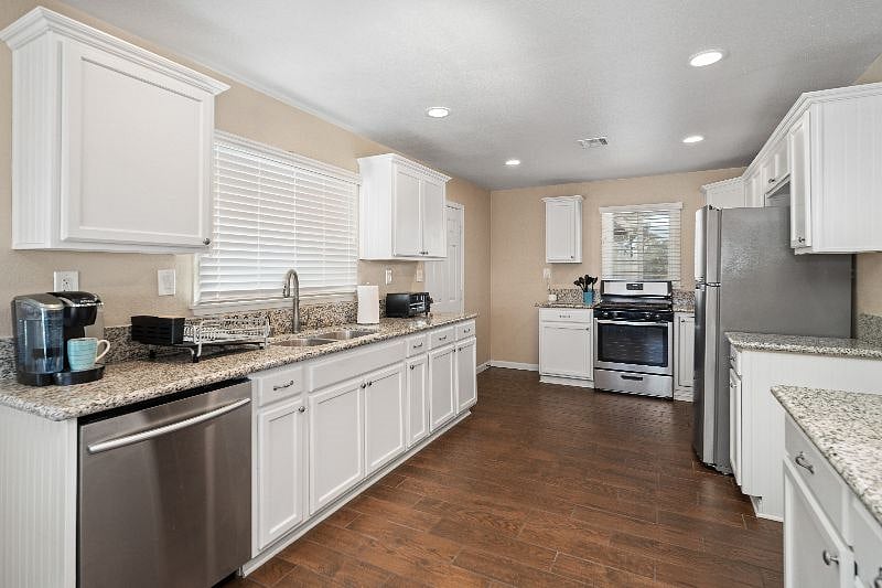 Furnished Finder property 436010_1 photo 9