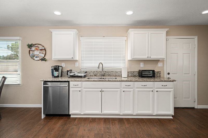Furnished Finder property 436010_1 photo 10