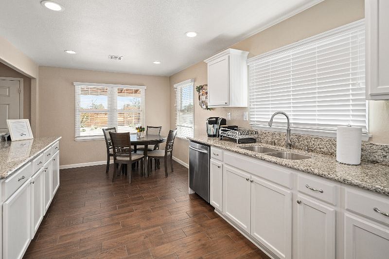 Furnished Finder property 436010_1 photo 12