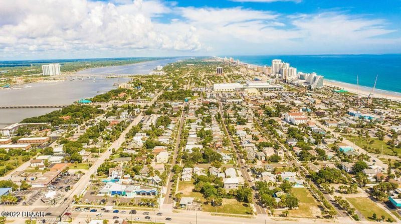 North view with Atlantic Ocean 2.5 blocks away!