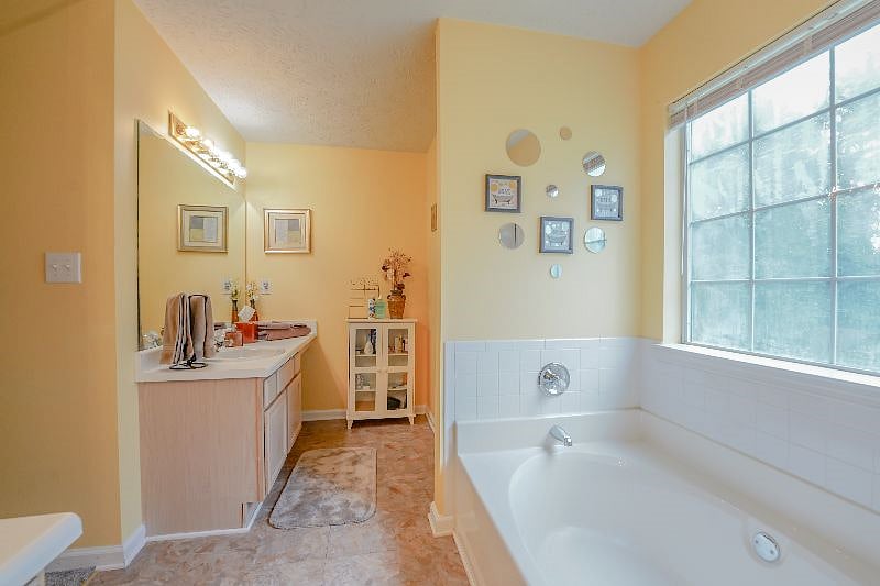 Master Bath w/Separate Walk-in Shower