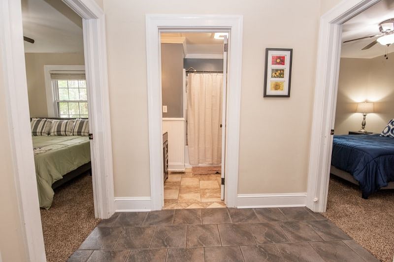 Foyer area between two bedrooms and bathroom