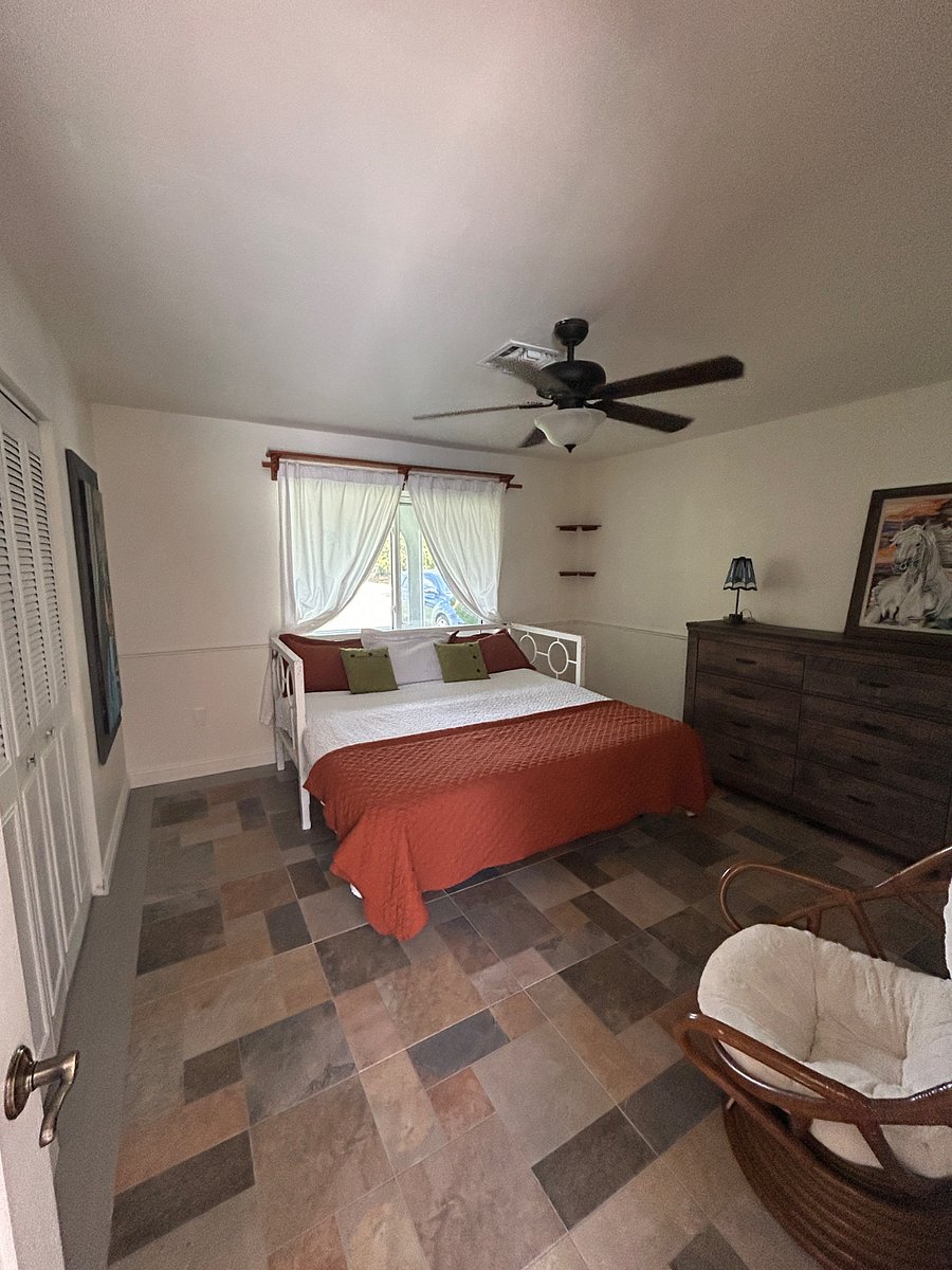 Second bedroom.