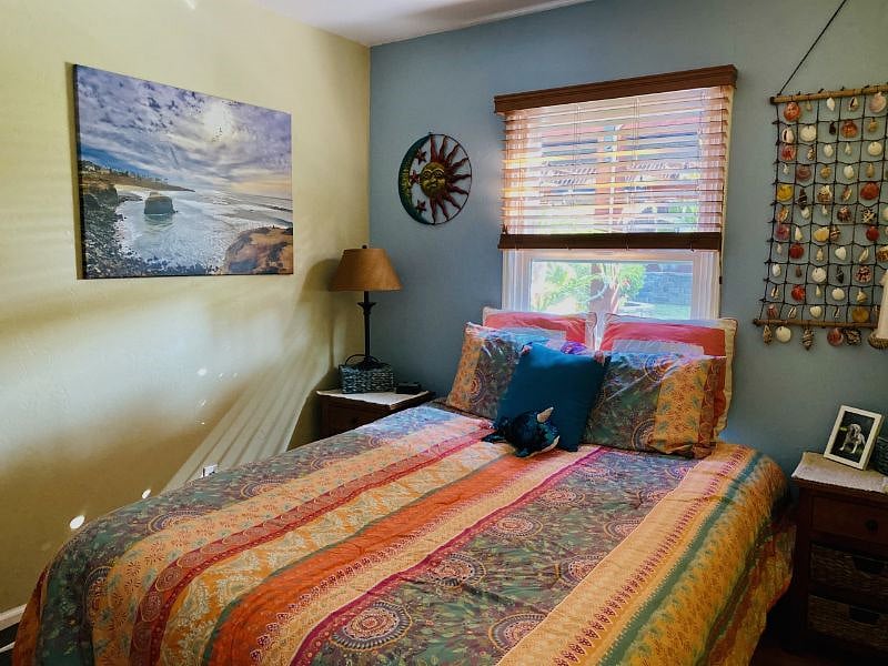 Room with queen size bed