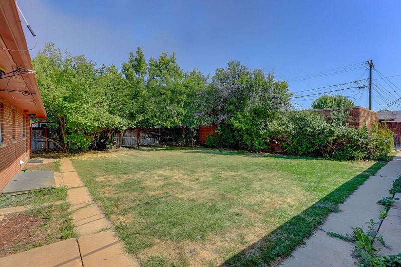 Shared Back Yard (Fenced)