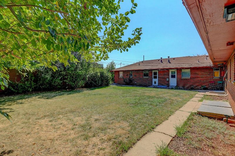 Shared Back Yard (Fenced)
