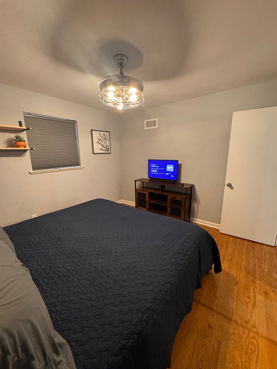 Primary Bedroom - King Size Bed, Electric Blanket, Roku TV