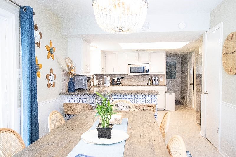 Lots of space to relax, cook and eat in comfort. 