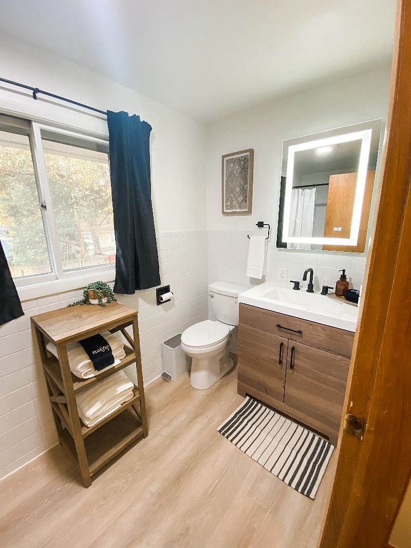 Mirror with great lighting for makeup and a de-fog option