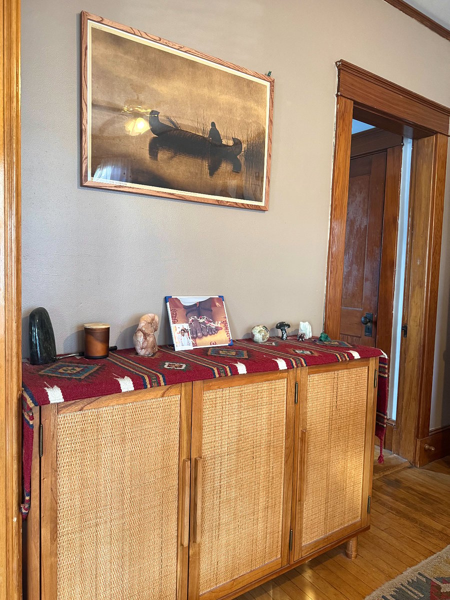 Linen storage hutch