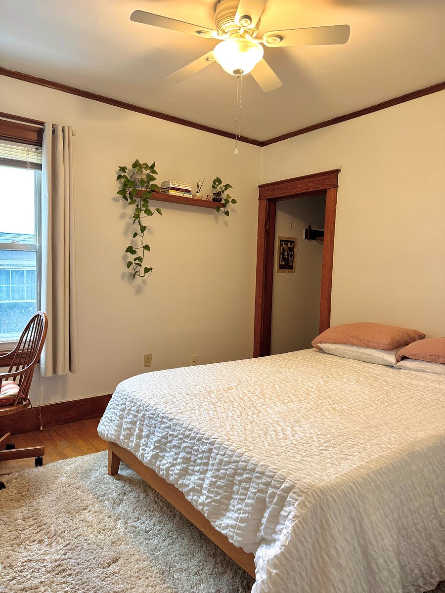 Primary Bedroom - Queen size bed and walk in closet.