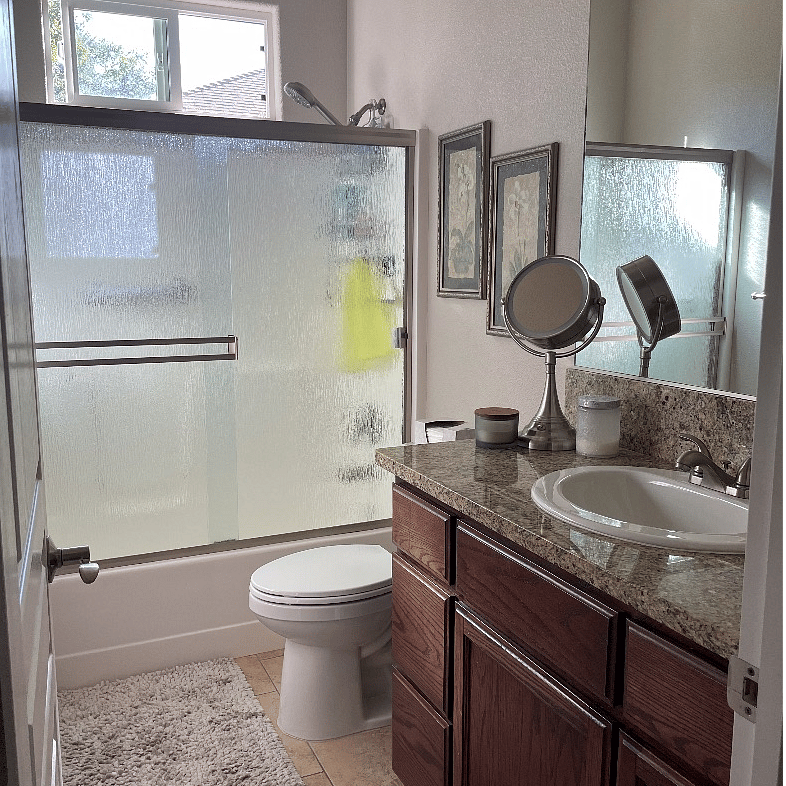 Bathroom with tub/shower