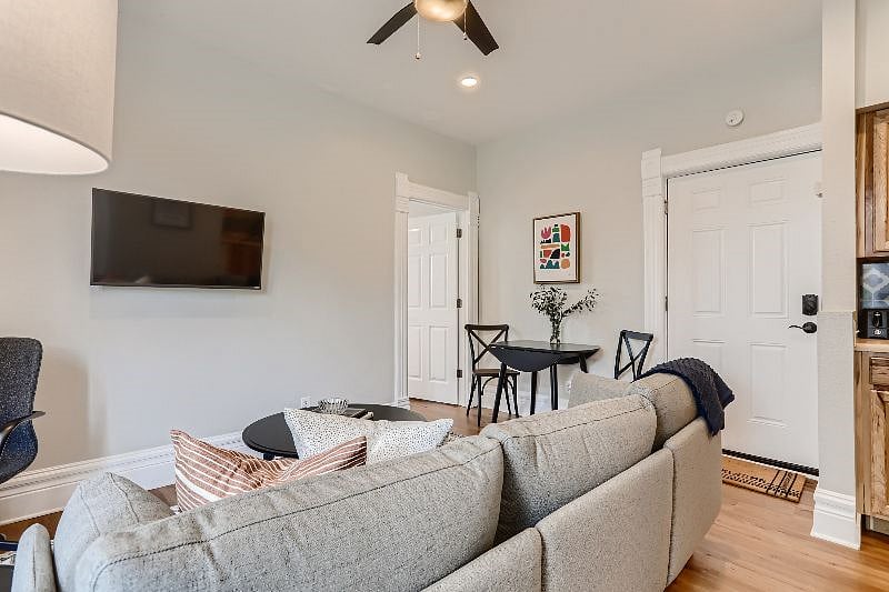 Furnished Finder property 437948_10 photo 4