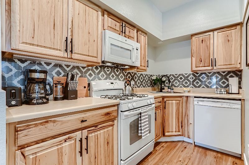 Furnished Finder property 437948_10 photo 6
