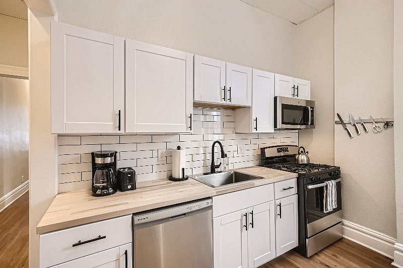 Furnished Finder property 437948_11 photo 10