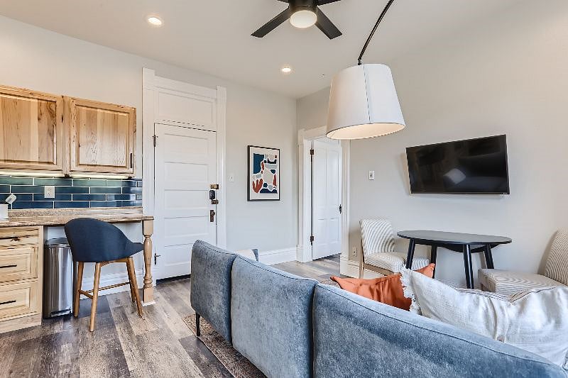 Furnished Finder property 437948_13 photo 4