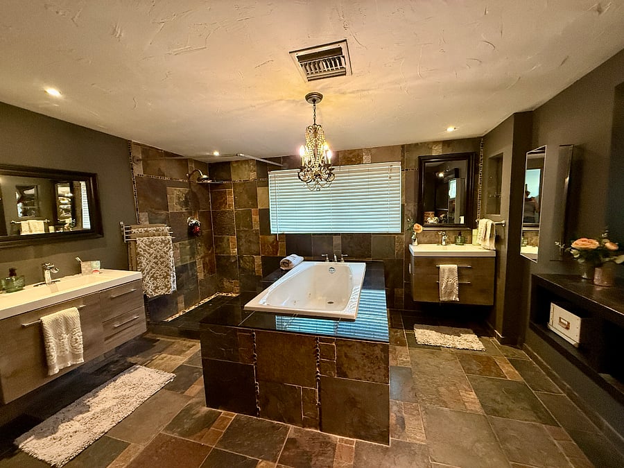 Private en suite master bathroom 