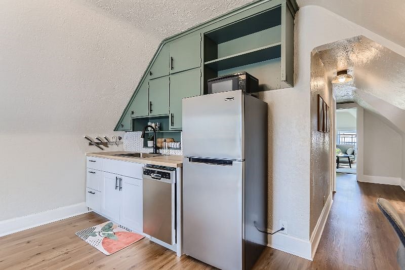 Furnished Finder property 437963_5 photo 8