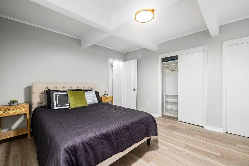 Queen bed with memory mattress and cooling pillows (2nd bedroom)