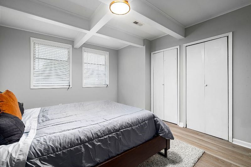 Queen bed with memory mattress and cooling pillows (1st bedroom)