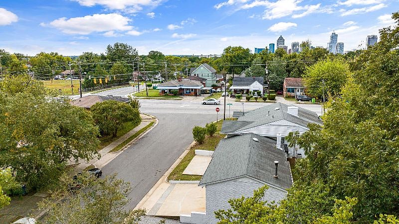 **2 min to Downtown >>> 5 Min to Wake Med >>> 10 min to Duke Raleigh **

Walk / Scooter / or short drive to DT Raleigh. 

