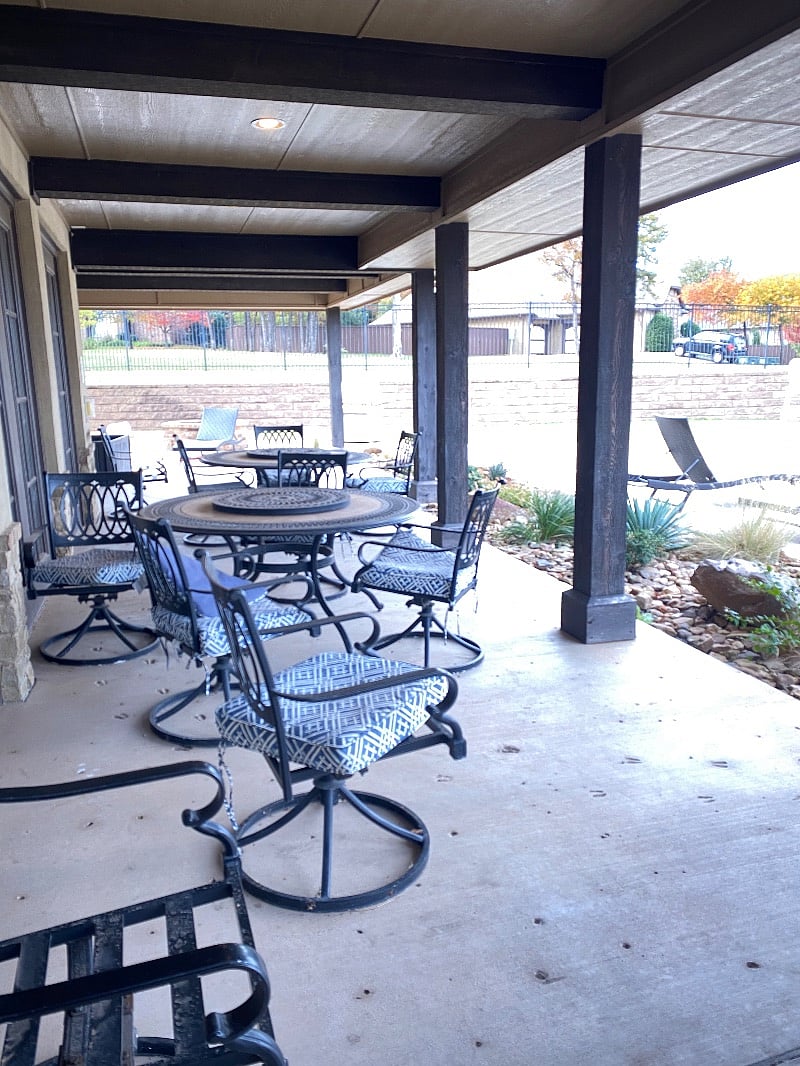 At the pool, gas grill, tables with chairs with a shady topper.
Mater for already water while sunbathing, and a view of the lake behind .Open at winter and the pool closed.
Across the street.