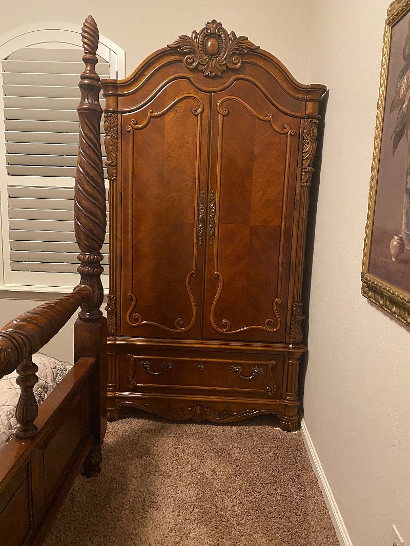 Addititional downstairs bedroom with shower bathroom.armoire for additional bedroom for extra charge..