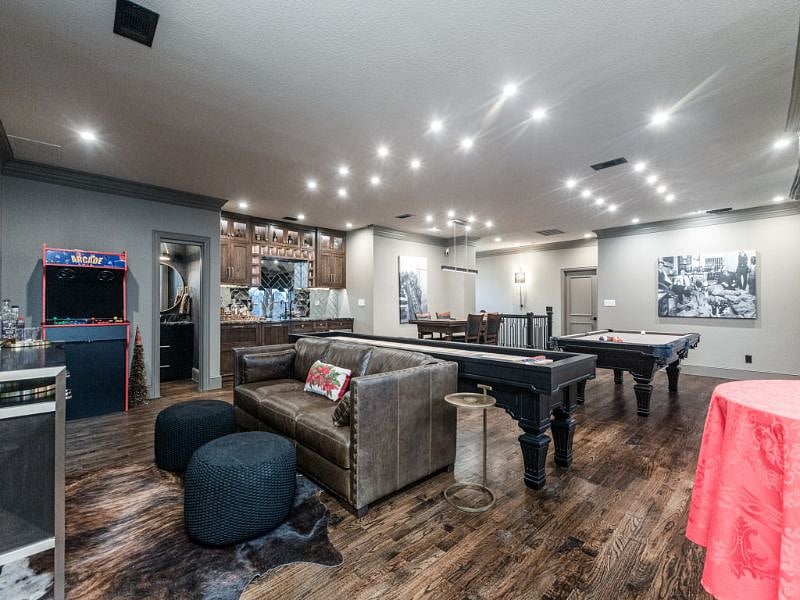 The Game Room - check out that classic video game with over 2000 games!T