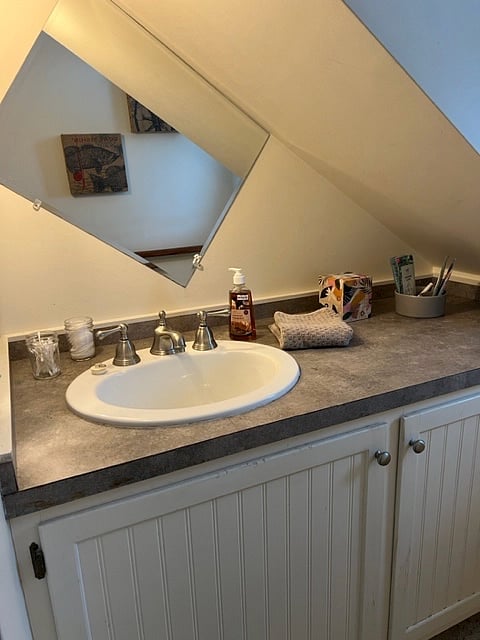 2nd level bathroom