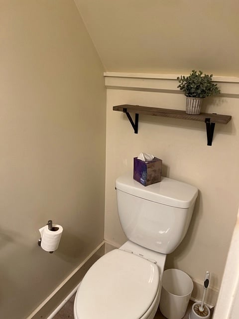 Main level 1/2 bath