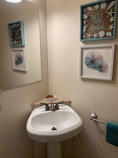 Main level 1/2 bath