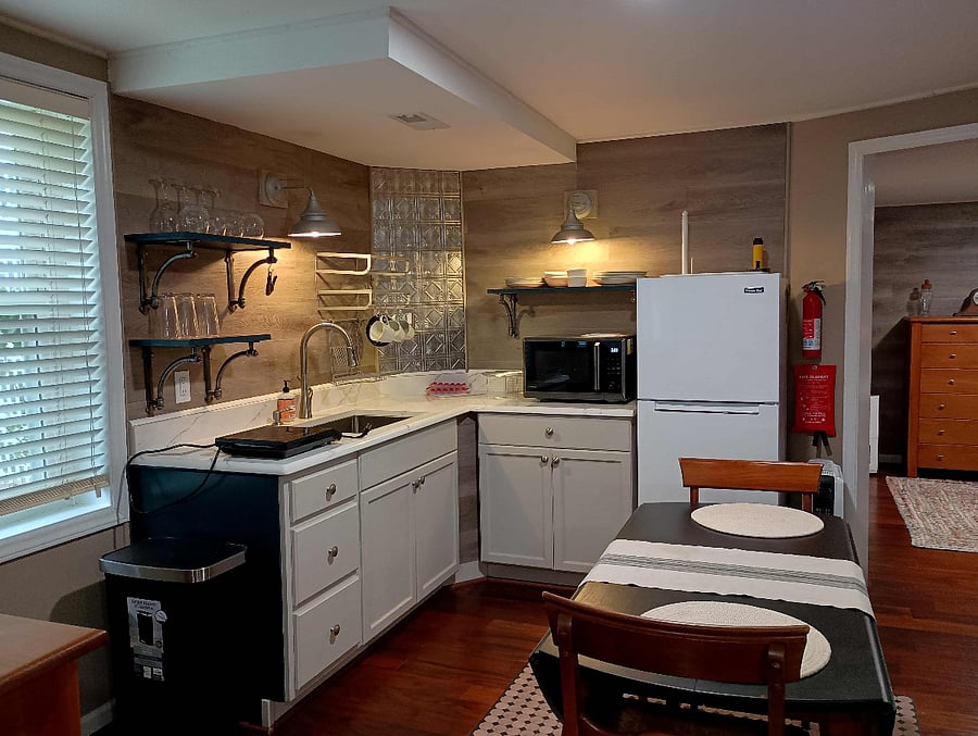 Kitchenette & Dining Table/Chairs