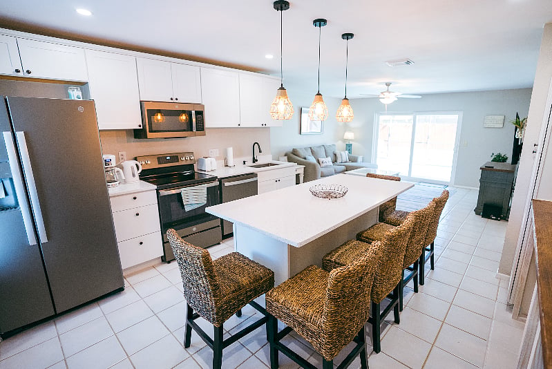 Quartz island that serves as dinning table for 6-8 people.