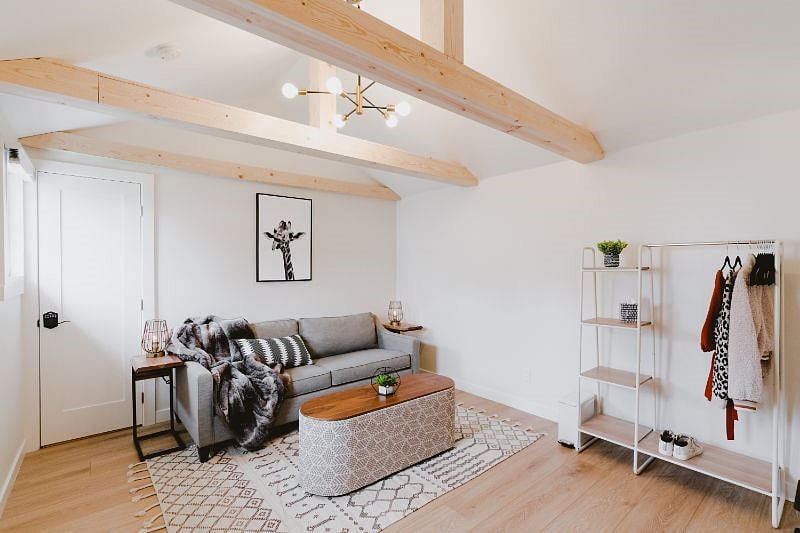 The detached room that can be used as a 3rd bedroom (pullout sleeper sofa) or a 2nd family room. Has wifi, it's own heat and AC and 55" Smart TV.