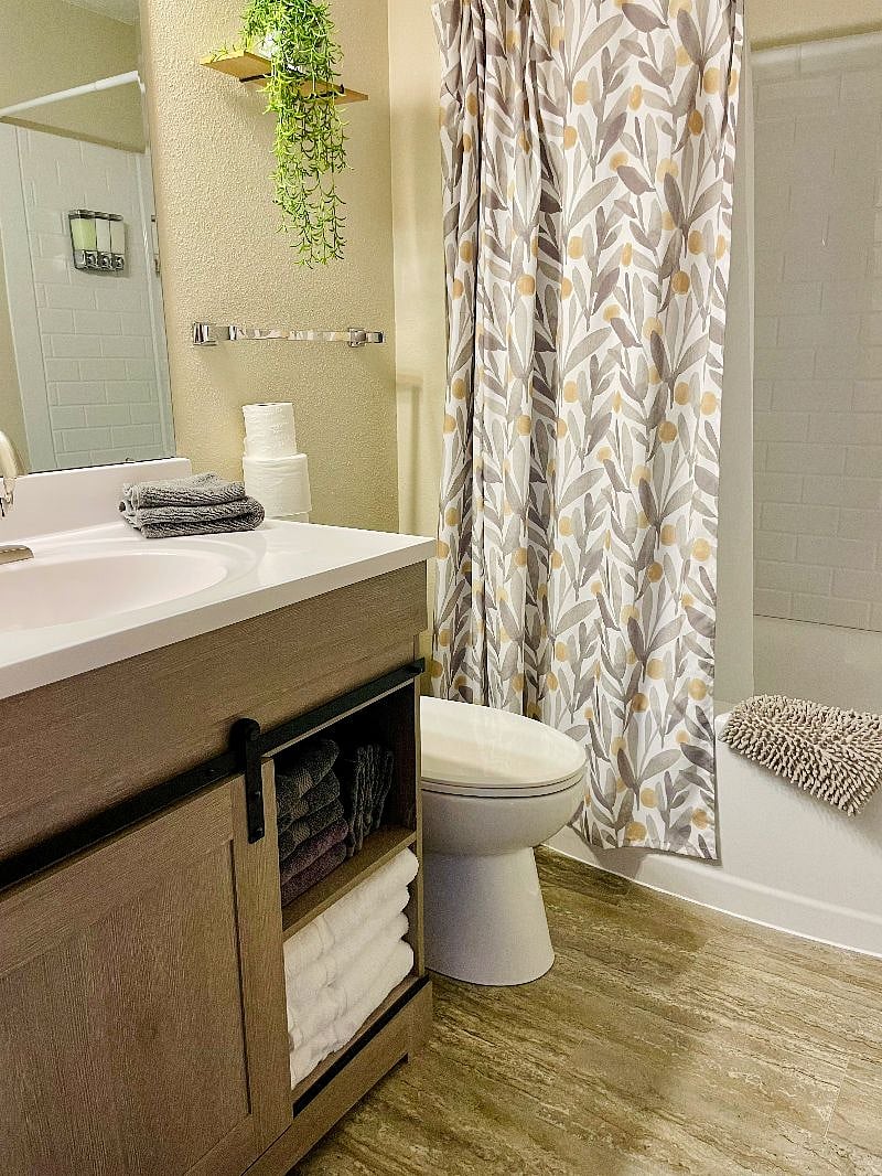 Completely renovated full bath!