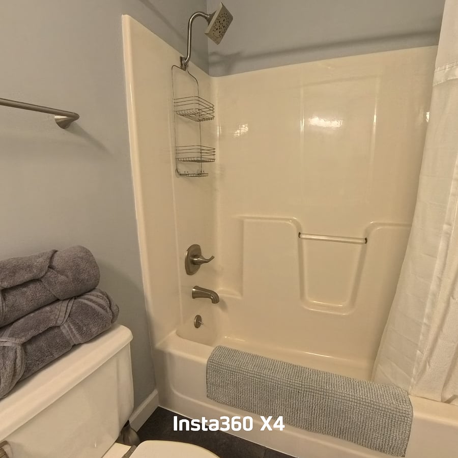 Hallway/main bathroom.