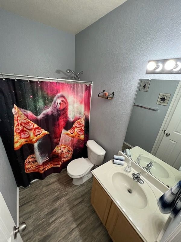 Bathroom in the hall by two bedrooms
