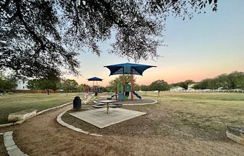 Neighborhood playground/park area within walking distance (0.25 mile)