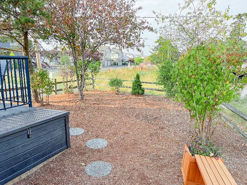 Because this is an end unity there is a bit of a side yard
