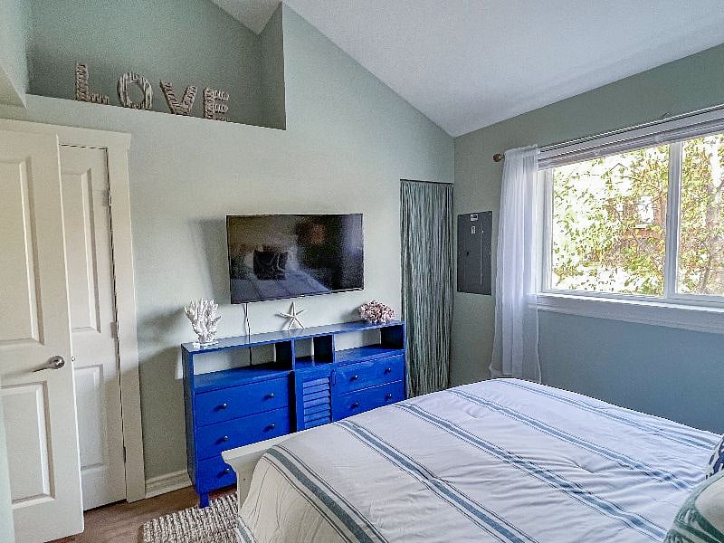 Queen bedroom has a smart tv