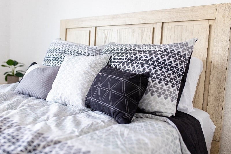 Secondary bedroom.