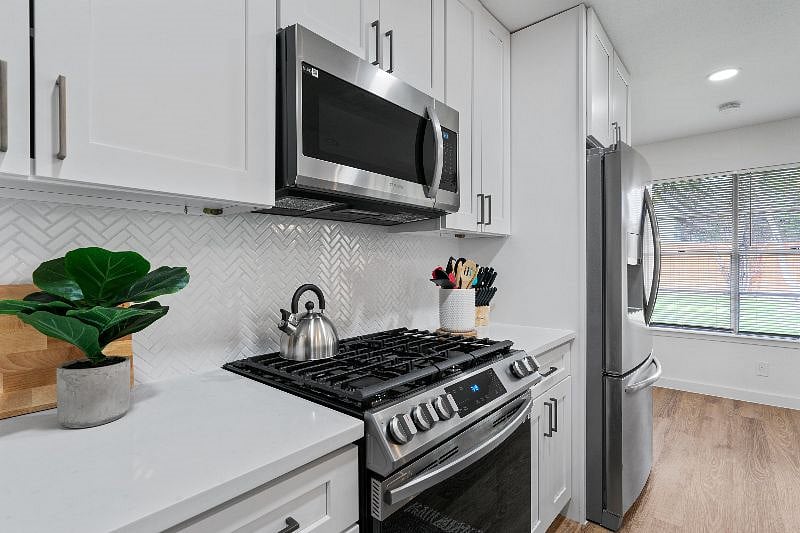 Enjoy stainless steel appliances, including a microwave, gas stove, and a refrigerator with water and ice for added convenience.