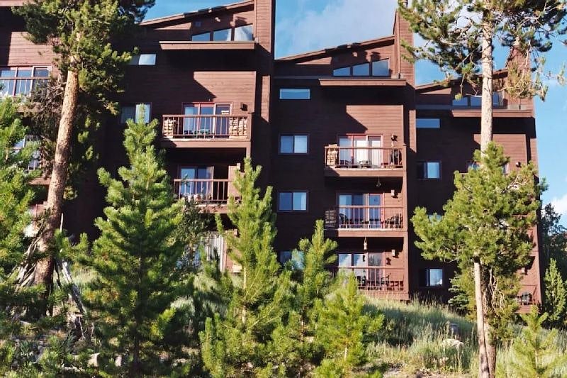 This condo is on the middle floor of three and is an end-unit, which gives it two magnificent master BR views in different directions.