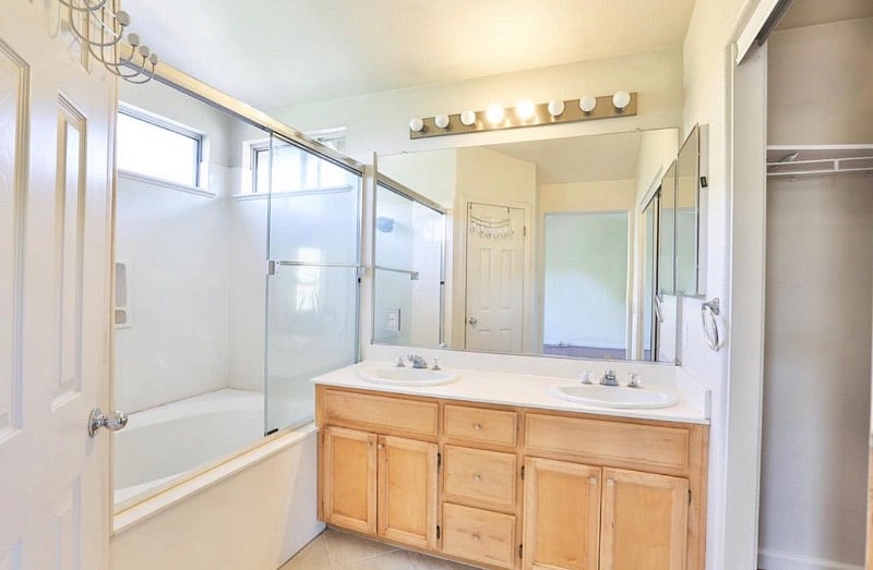 Masters Full Bathroom