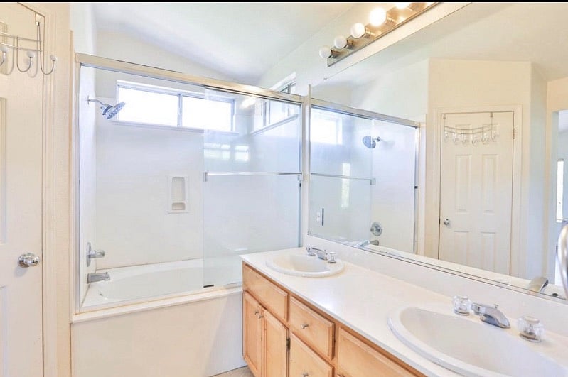 Masters Full Bathroom